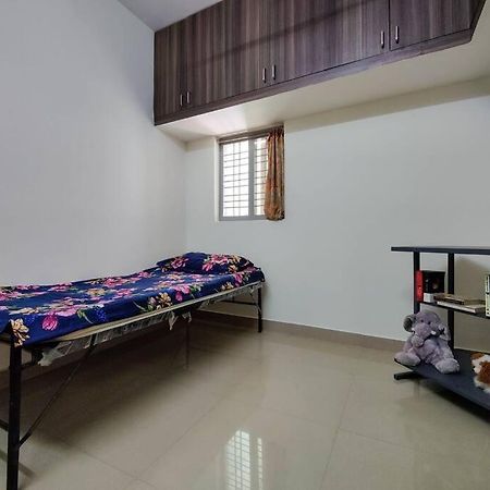 Comfy 2-Bedroom House In Sanjaynagar, Bengaluru Buitenkant foto