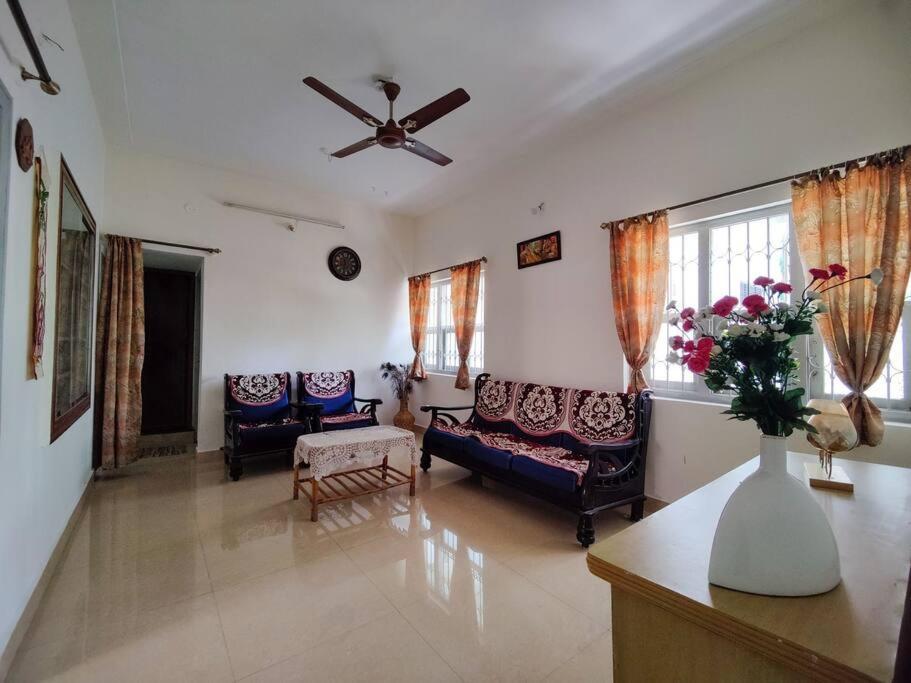 Comfy 2-Bedroom House In Sanjaynagar, Bengaluru Buitenkant foto