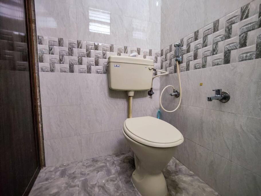 Comfy 2-Bedroom House In Sanjaynagar, Bengaluru Buitenkant foto