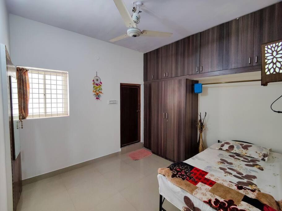 Comfy 2-Bedroom House In Sanjaynagar, Bengaluru Buitenkant foto