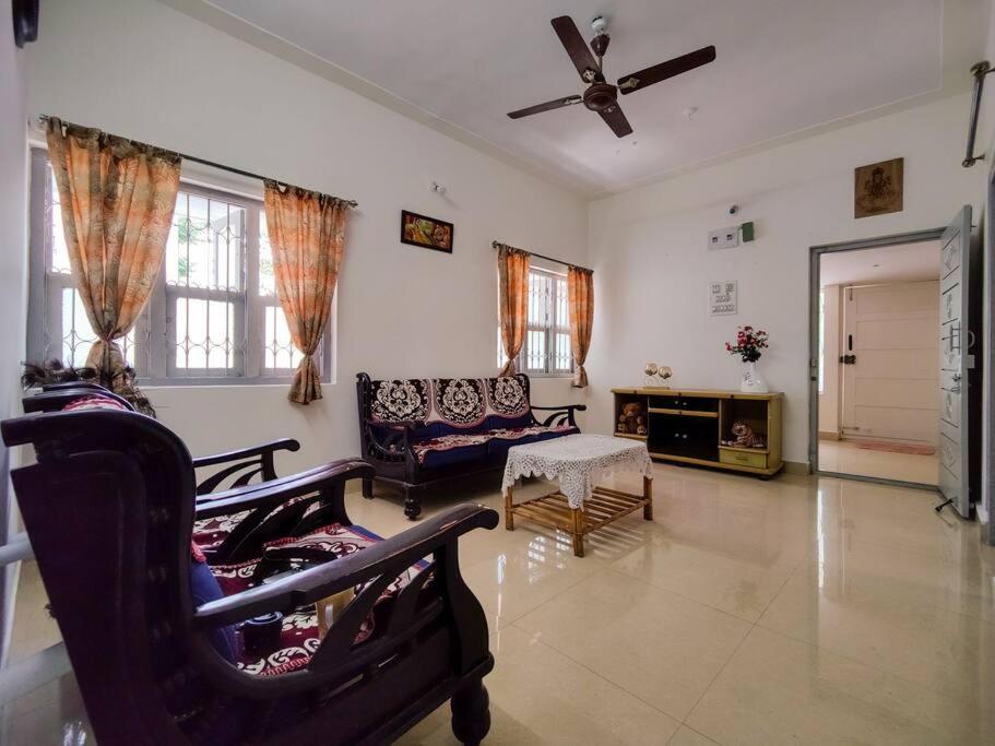Comfy 2-Bedroom House In Sanjaynagar, Bengaluru Buitenkant foto