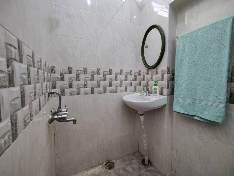 Comfy 2-Bedroom House In Sanjaynagar, Bengaluru Buitenkant foto