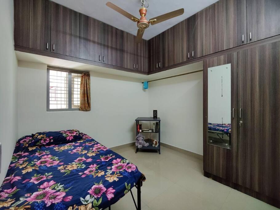 Comfy 2-Bedroom House In Sanjaynagar, Bengaluru Buitenkant foto