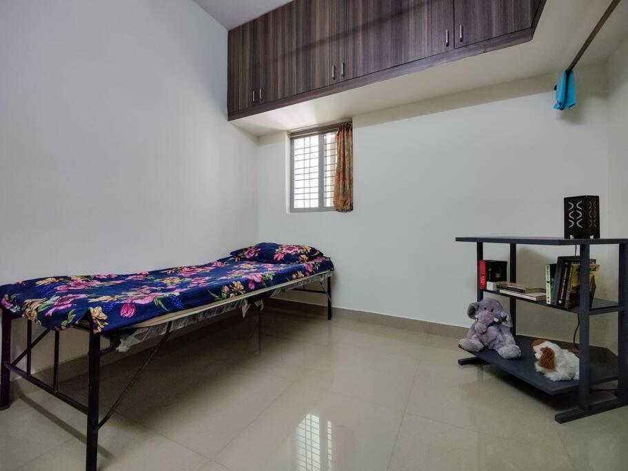 Comfy 2-Bedroom House In Sanjaynagar, Bengaluru Buitenkant foto